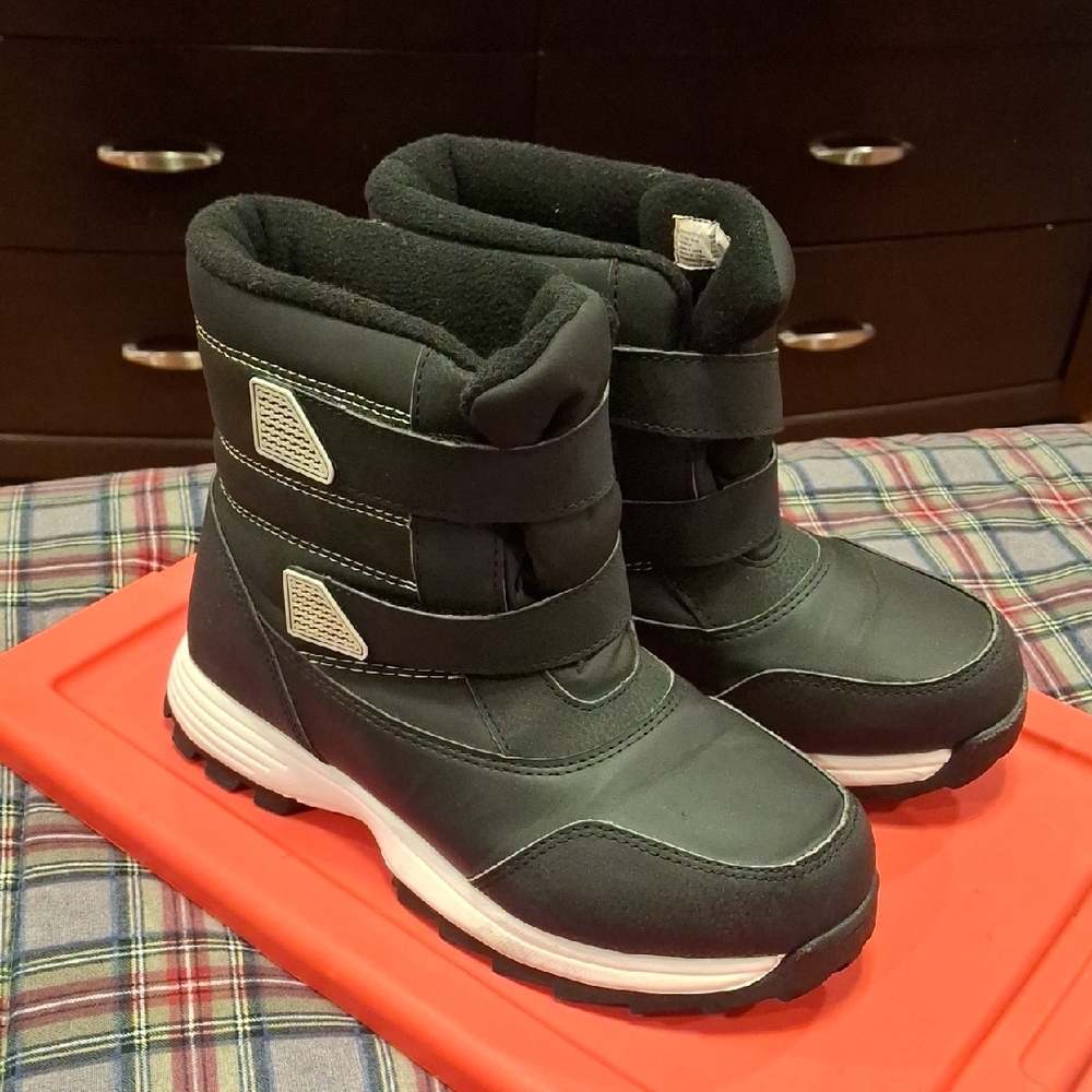 Wonder Nation Boots. Size 6(youth)